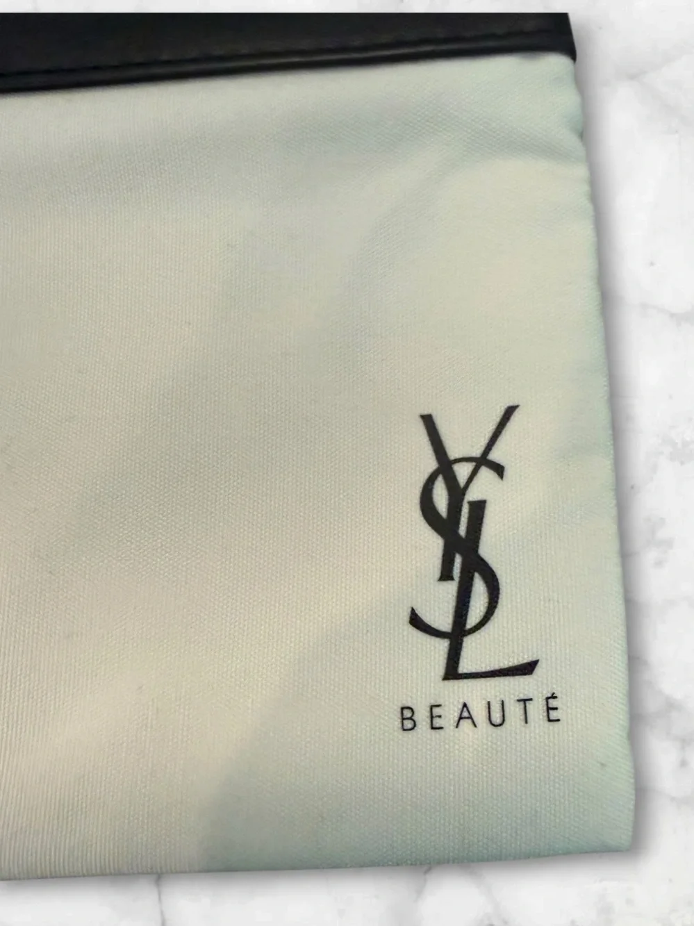 NWOT Source Unknown Black and White Cosmetic Pouch with Beauté Logo